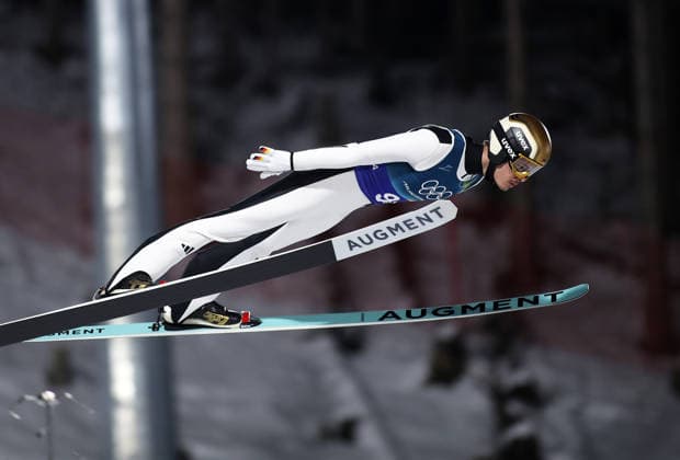 Olympische Winterspiele, Olympia, Skispringen, Mixed Team, Normalschanze, Val di Fiemme, Predazzo, Olympiaschanze RAIMUND Philipp (GER) im Flug, Flugfoto, Sprung, Vorlage, Flugphase *** Olympic Winter Games, Olympics, ski jumping, mixed team, normal hill, Val di Fiemme, Predazzo, Olympic hill RAIMUND Philipp GER in flight, flight photo, jump, template, flight phase