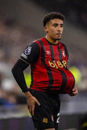 Football - FA Premier League - Everton FC v Bournemouth AFC LIVERPOOL, ENGLAND - Tuesday, February 10, 2026: Bournemouth s James Hill wiping the ball under his shirt during the FA Premier League match between Everton FC and Bournemouth AFC at Bramley-Moore Dock. (Photo by David Rawcliffe Propaganda) LIVERPOOL Bramley-Moore Dock MERSEYSIDE ENGLAND  Copyright: xDavidxRawcliffex P2026-02-10-Everton_Bournemouth-28