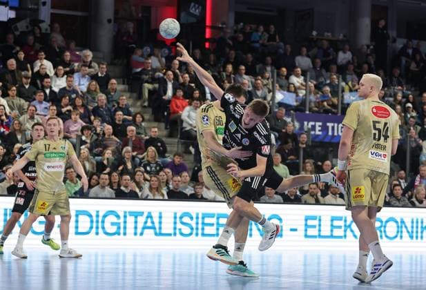 10.02.2026 - Handball - 1. Bundesliga DAIKIN HBL - Saison 2025 2026 - 20. Spieltag: HC Erlangen Metropolregion Nürnberg HCE - TSV Hannover-Burgdorf ( Die Recken ) - DaMa - xdaxmax - Hannes Feise (56, TSV Hannover-Burgdorf ) Sander Andreassen Overjordet ( 8, HC Erlangen HCE )