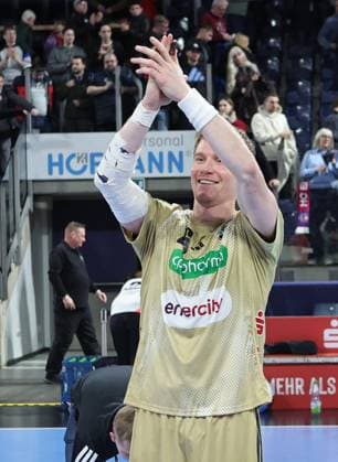 10.02.2026 - Handball - 1. Bundesliga DAIKIN HBL - Saison 2025 2026 - 20. Spieltag: HC Erlangen Metropolregion Nürnberg HCE - TSV Hannover-Burgdorf ( Die Recken ) - DaMa - xdaxmax - Jonathan Edvardsson (26, TSV Hannover-Burgdorf ) freut sich Freude applaudiert klatscht in die Hände nach Spielende