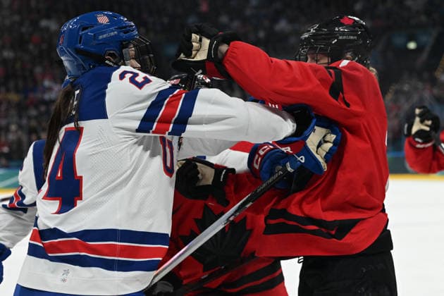 GIOCHI OLIMPICI - Olimpiadi Invernali Milano-Cortina 2026 - Ice hockey, Eishockey - CANADA vs USA DUNNE Joy (USA) fight during Ice Hockey - CANADA vs USA, Olympic Winter games, Winterspiele,Spiele, Summer games Milano-Cortina 2026 in Milano, Italy, February 10 2026 Cortina D Ampezzo Italy  Copyright: xIPAxSport ABACAx