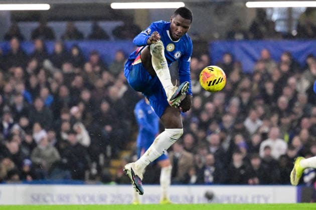 Chelsea v Leeds United, Premier League Chelsea midfielder Moises Caicedo (25) Controls the ball in the air during the Premier League match between Chelsea and Leeds United at Stamford Bridge, London, UK on 10 February 2026. London Stamford Bridge Greater London UK Editorial use only DataCo restrictions apply See www.football-dataco.com , Copyright: xDennisxGoodwinx PSI-23726-0047