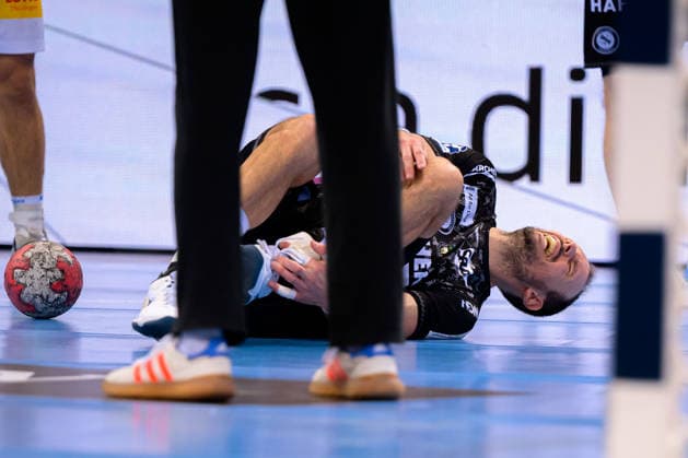 Stuttgart: HBL- 25 26 - TVB Stuttgart - ThSV Eisenach Kai Häfner Haefner (Stuttgart) Verletzt Verletzung Schmerzen Stuttgart Porsche Arena Baden-Württemberg Deutschland