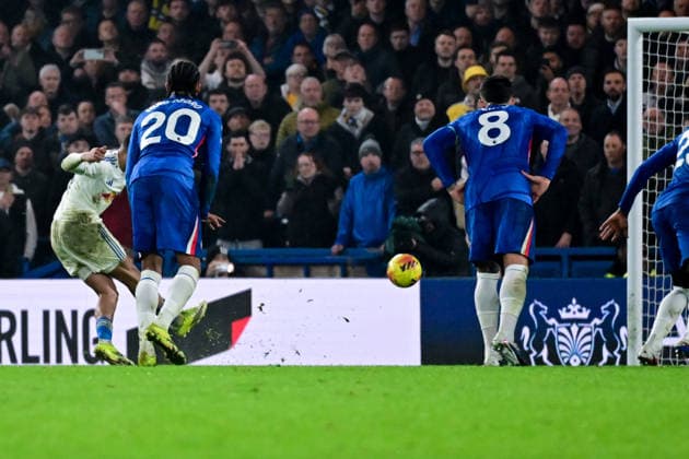 Chelsea v Leeds United, Premier League GOAL Leeds United forward Lukas Nmecha (14) scores a goal from the penalty spot 2-1 during the Premier League match between Chelsea and Leeds United at Stamford Bridge, London, UK on 10 February 2026. London Stamford Bridge Greater London UK Editorial use only DataCo restrictions apply See www.football-dataco.com , Copyright: xDennisxGoodwinx PSI-23726-0050