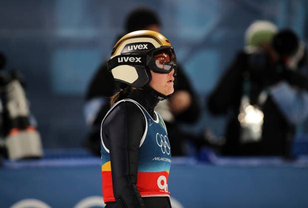Olympische Winterspiele, Olympia, Skispringen, Mixed Team, Normalschanze, Val di Fiemme, Predazzo, Olympiaschanze REISCH Agnes (GER) im Auslauf stehend *** Olympic Winter Games, Olympics, Ski Jumping, Mixed Team, Normal Hill, Val di Fiemme, Predazzo, Olympic Hill REISCH Agnes GER standing in outrun