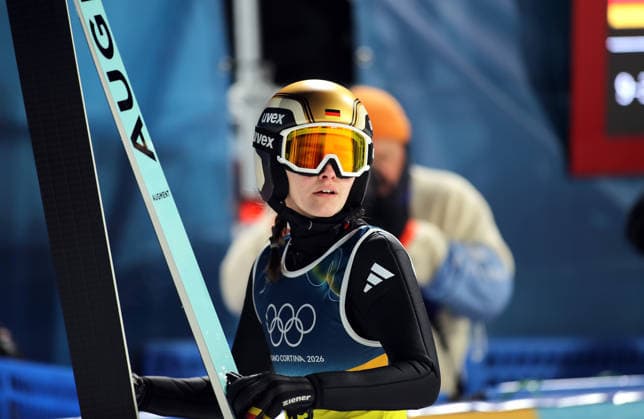 Olympische Winterspiele, Olympia, Skispringen, Mixed Team, Normalschanze, Val di Fiemme, Predazzo, Olympiaschanze FREITAG Selina (GER) im Auslauf stehend mit Ski *** Olympic Winter Games, Olympics, Ski Jumping, Mixed Team, Normal Hill, Val di Fiemme, Predazzo, Olympic Hill FREITAG Selina GER standing in outrun with skis