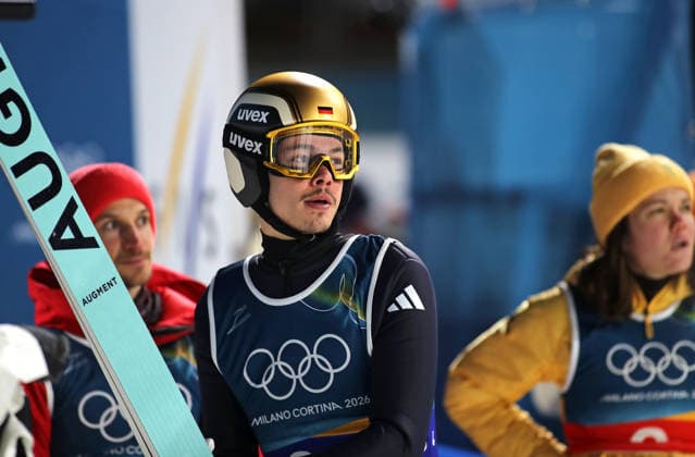 Olympische Winterspiele, Olympia, Skispringen, Mixed Team, Normalschanze, Val di Fiemme, Predazzo, Olympiaschanze RAIMUND Philipp (GER) im Auslauf stehend *** Olympic Winter Games, Olympics, Ski Jumping, Mixed Team, Normal Hill, Val di Fiemme, Predazzo, Olympic Hill RAIMUND Philipp GER standing in the outrun