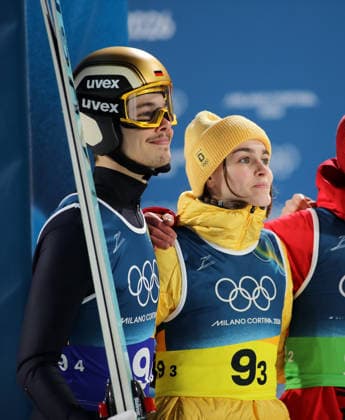 Olympische Winterspiele, Olympia, Skispringen, Mixed Team, Normalschanze, Val di Fiemme, Predazzo, Olympiaschanze RAIMUND Philipp (GER) (li.) mit FREITAG Selina (GER) (re.) zusammen im Auslauf stehend *** Olympic Winter Games, Olympics, Ski Jumping, Mixed Team, Normal Hill, Val di Fiemme, Predazzo, Olympic Hill RAIMUND Philipp GER left with FREITAG Selina GER right standing together in the outrun