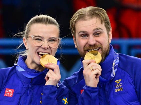 CORTINA, ITALY 20260210 Sweden s Isabella Wrana and Rasmus Wrana with their gold medals in mixed curling in Cortina. *** The image is included in the SPORTS PACKAGE. For others PAYMENT IMAGE ** CORTINA ITALY x10030x *** CORTINA, ITALY 20260210 Sweden s Isabella Wrana and Rasmus Wrana with their gold medals in mixed curling in Cortina The image is included in the SPORTS PACKAGE For others PAYMENT IMAGE CORTINA ITALY x10030x  Copyright: xJonasxEkströmer TTx 2026 OLYMPICS MIXED CURLING FINAL