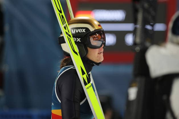 Olympische Winterspiele, Olympia, Skispringen, Mixed Team, Normalschanze, Val di Fiemme, Predazzo, Olympiaschanze REISCH Agnes (GER) im Auslauf stehend mit Ski *** Olympic Winter Games, Olympics, Ski Jumping, Mixed Team, Normal Hill, Val di Fiemme, Predazzo, Olympic Hill REISCH Agnes GER standing in outrun with skis