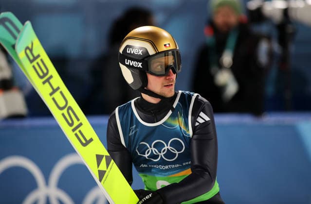 Olympische Winterspiele, Olympia, Skispringen, Mixed Team, Normalschanze, Val di Fiemme, Predazzo, Olympiaschanze HOFFMANN Felix (GER) im Auslauf stehend mit Ski *** Olympic Winter Games, Olympics, Ski Jumping, Mixed Team, Normal Hill, Val di Fiemme, Predazzo, Olympic Hill HOFFMANN Felix GER standing in outrun with skis