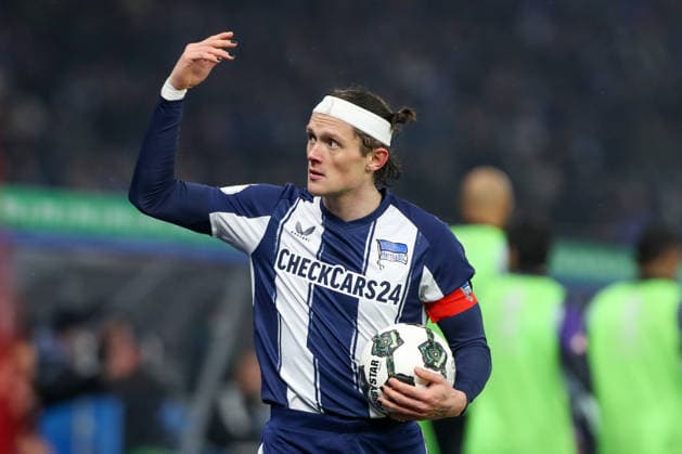 10.02.206, xtgx, Fussball - DFB Pokal 1 4 Finale Hertha BSC Berlin - SC Freiburg emspor, v.l. Fabian Reese (Hertha, 11) mit lackierten Fingernägeln (DFL DFB REGULATIONS PROHIBIT ANY USE OF PHOTOGRAPHS as IMAGE SEQUENCES and or QUASI-VIDEO) Berlin *** 10 02 206, xtgx, Fußball DFB Pokal 1 4 Finale Hertha BSC Berlin SC Freiburg emspor, v l Fabian Reese Hertha, 11 mit lackierten Fingernägeln DFL DFB REGULATIONS PROHIBIT ANY USE OF PHOTOGRAPHS as IMAGE SEQUENCES and or QUASI VIDEO Berlin