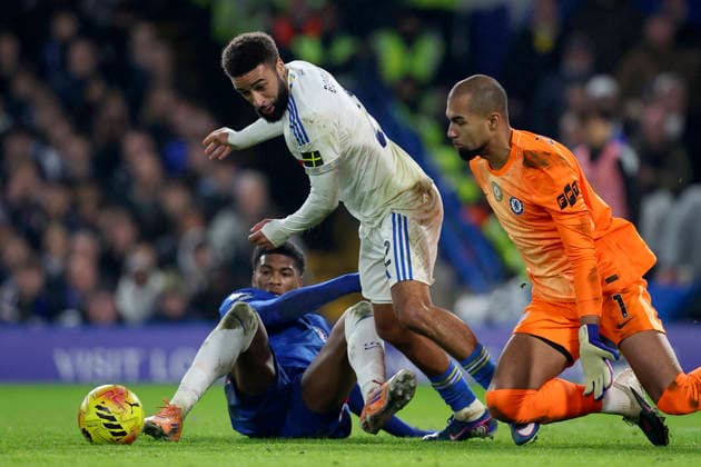 Chelsea v Leeds United - Premier League Josh Acheampong of Chelsea, Jayden Bogle of Leeds United and Robert Sanchez, Goalkeeper of Chelsea challenge during the Premier League match between Chelsea and Leeds United at Stamford Bridge on February 10, 2026 in London, England. WARNING! This Photograph May Only Be Used For Newspaper And Or Magazine Editorial Purposes. May Not Be Used For Publications Involving 1 player, 1 Club Or 1 Competition Without Written Authorisation From Football DataCo Ltd. For Any Queries, Please Contact Football DataCo Ltd on +44 (0) 207 864 9121 London Stamford Bridge England United Kingdom Copyright: xAllstarxPicturexLibraryxLtdx