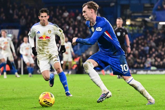 Chelsea v Leeds United, Premier League Chelsea midfielder Cole Palmer (10) sprints forward with the ball under pressure from Leeds United midfielder Brenden Aaronson (11) during the Premier League match between Chelsea and Leeds United at Stamford Bridge, London, UK on 10 February 2026. London Stamford Bridge Greater London UK Editorial use only DataCo restrictions apply See www.football-dataco.com , Copyright: xDennisxGoodwinx PSI-23726-0055
