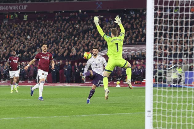 West Ham v Man Utd 10 February 2026, London - Premier League Football - West Ham United v Manchester United, ManU - Bruno Fernandes of Manchester United chips the ball over West Ham United goalkeeper Mads Hermansen only for it to sail over the bar - Photo: Charlotte Wilson Offside. London UK Copyright: xCharlottexWilsonx xOffsidexOffside