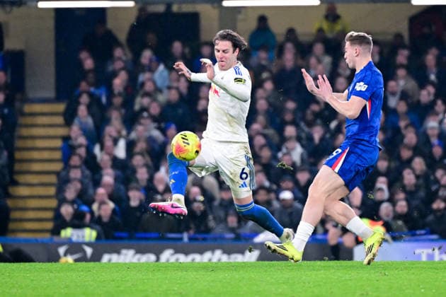 Chelsea v Leeds United, Premier League Leeds United defender Joe Rodon (6) on defensive duties under pressure from Chelsea forward Liam Delap (9) during the Premier League match between Chelsea and Leeds United at Stamford Bridge, London, UK on 10 February 2026. London Stamford Bridge Greater London UK Editorial use only DataCo restrictions apply See www.football-dataco.com , Copyright: xDennisxGoodwinx PSI-23726-0056