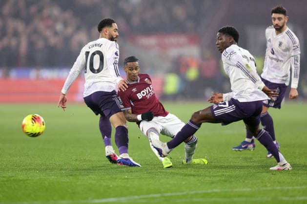 West Ham v Man Utd 10 February 2026, London - Premier League Football - West Ham United v Manchester United, ManU - Crysencio Summerville of West Ham United knocks the ball between Matheus Cunha and Kobbie Mainoo of Manchester United - Photo: Charlotte Wilson Offside. London UK Copyright: xCharlottexWilsonx xOffsidexOffside