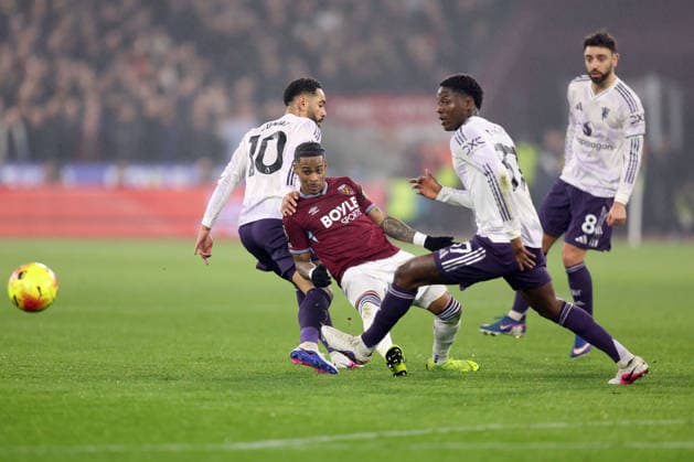 West Ham v Man Utd 10 February 2026, London - Premier League Football - West Ham United v Manchester United, ManU - Crysencio Summerville of West Ham United knocks the ball between Matheus Cunha and Kobbie Mainoo of Manchester United - Photo: Charlotte Wilson Offside. London UK Copyright: xCharlottexWilsonx xOffsidexOffside