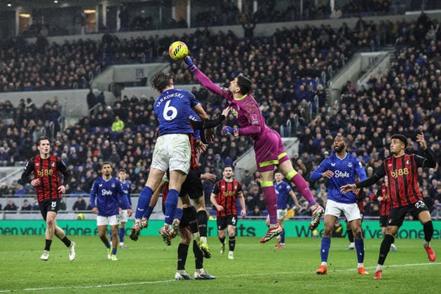 Premier League Everton v Bournemouth Bournemouth goalkeeper Djordje Petrovic punches the ball clear of his defensive area under pressure from James Tarkowski of Everton during the Premier League match Everton vs Bournemouth at Hill Dickinson Stadium, Liverpool, United Kingdom on 10 February 2026 (Photo by Alfie Cosgrove News Images) Liverpool Hill Dickinson Stadium Merseyside United Kingdom Copyright: xAlfiexCosgrove NewsxImagesx