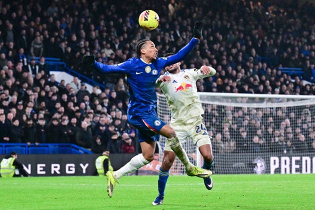 Chelsea v Leeds United, Premier League Chelsea forward Joao Pedro (20) heads the ball under pressure from Leeds United defender James Justin (24) during the Premier League match between Chelsea and Leeds United at Stamford Bridge, London, UK on 10 February 2026. London Stamford Bridge Greater London UK Editorial use only DataCo restrictions apply See www.football-dataco.com , Copyright: xDennisxGoodwinx PSI-23726-0059