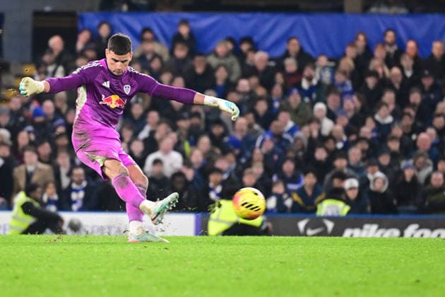 Chelsea v Leeds United, Premier League Leeds United goalkeeper Karl Darlow (26) kicks the ball during the Premier League match between Chelsea and Leeds United at Stamford Bridge, London, UK on 10 February 2026. London Stamford Bridge Greater London UK Editorial use only DataCo restrictions apply See www.football-dataco.com , Copyright: xDennisxGoodwinx PSI-23726-0060