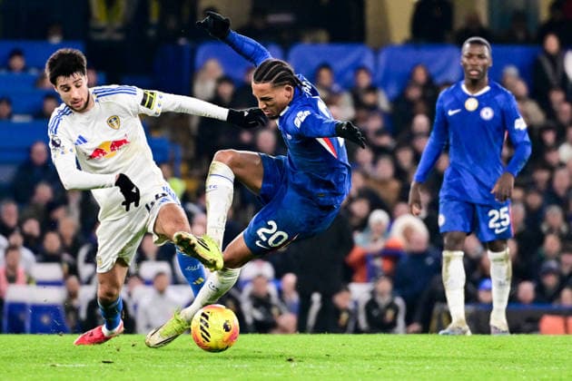 Chelsea v Leeds United, Premier League Chelsea forward Joao Pedro (20) slips under a challenge from Leeds United midfielder Ilia Gruev (44) during the Premier League match between Chelsea and Leeds United at Stamford Bridge, London, UK on 10 February 2026. London Stamford Bridge Greater London UK Editorial use only DataCo restrictions apply See www.football-dataco.com , Copyright: xDennisxGoodwinx PSI-23726-0061