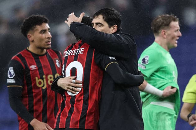 Premier League Everton v Bournemouth Andoni Iraola manager of Bournemouth embraces Ryan Christie of Bournemouth during the Premier League match Everton vs Bournemouth at Hill Dickinson Stadium, Liverpool, United Kingdom on 10 February 2026 (Photo by Alfie Cosgrove News Images) Liverpool Hill Dickinson Stadium Merseyside United Kingdom Copyright: xAlfiexCosgrove NewsxImagesx