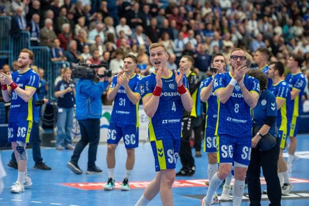 Die Mannschaft feiert den Sieg;VfL Gummersbach vs. SG Flensburg-Handewitt, Daikin Handball Bundesliga, Herren , 20. Spieltag, 10.02.2026 Gummersbach NRW Deutschland