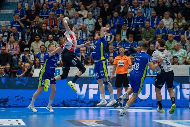 Ellidi Snaer Vidarsson, Kreislaeufer, (VfL Gummersbach 4), Tom Kiesler, Rueckraum, (VfL Gummersbach 30), Tilen Kodrin, Aussen, (VfL Gummersbach 5), Johannes Golla, Kreislaufer (SG Flensburg-Handewitt 4), VfL Gummersbach vs. SG Flensburg-Handewitt, Daikin Handball Bundesliga, Herren , 20. Spieltag, 10.02.2026 Gummersbach NRW Deutschland