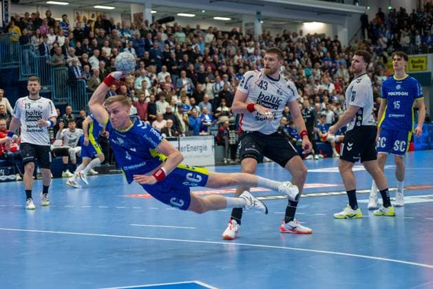 Ellidi Snaer Vidarsson, Kreislaeufer, (VfL Gummersbach 4), BlaÅ¾ Blagotinsek, Kreislaeufer (SG Flensburg-Handewitt 43), VfL Gummersbach vs. SG Flensburg-Handewitt, Daikin Handball Bundesliga, Herren , 20. Spieltag, 10.02.2026 Gummersbach NRW Deutschland