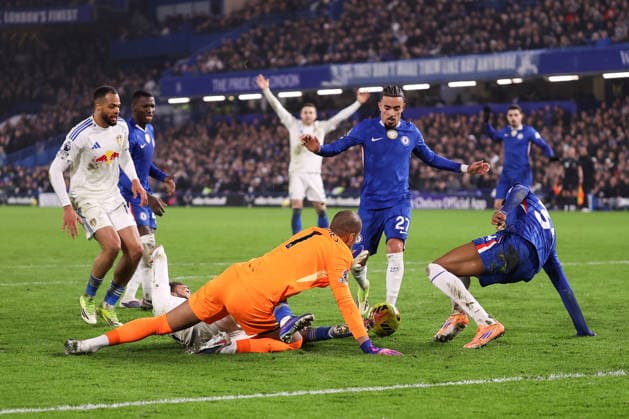 Chelsea v Leeds United 10 February 2026, London - Premier League Football - Chelsea v Leeds United - Chelsea goalkeeper Robert Sanchez, Malo Gusto of Chelsea and Josh Acheampong of Chelsea are involved in a mix up in the box leading to Noah Okafor of Leeds United scoring their second goal - Photo: Jacques Feeney Offside. London UK Copyright: xJacquesxFeeneyx xOffsidexOffside