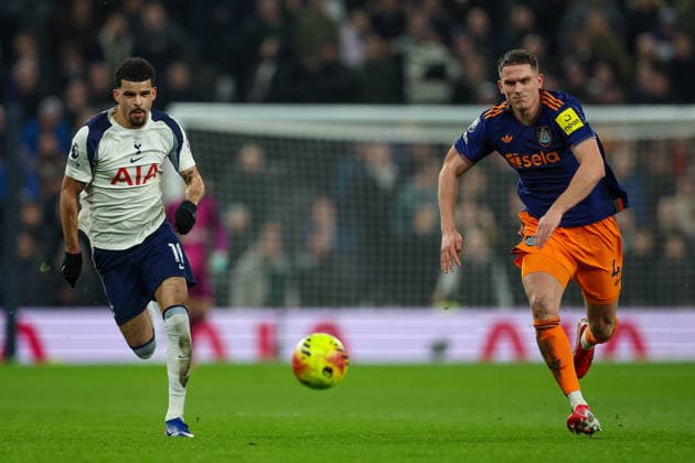 Tottenham Hotspur v Newcastle United, Premier League Tottenham Hotspur Forward Dominic Solanke (19) under Pressure from Newcastle United Defender Sven Botman (4) during the Premier League match between Tottenham Hotspur and Newcastle United at Tottenham Hotspur Stadium, London, UK on 10 February 2026. London Tottenham Hotspur Stadium London UK Editorial use only DataCo restrictions apply See www.football-dataco.com , Copyright: xChrisxFoxwellx PSI-23717-0061