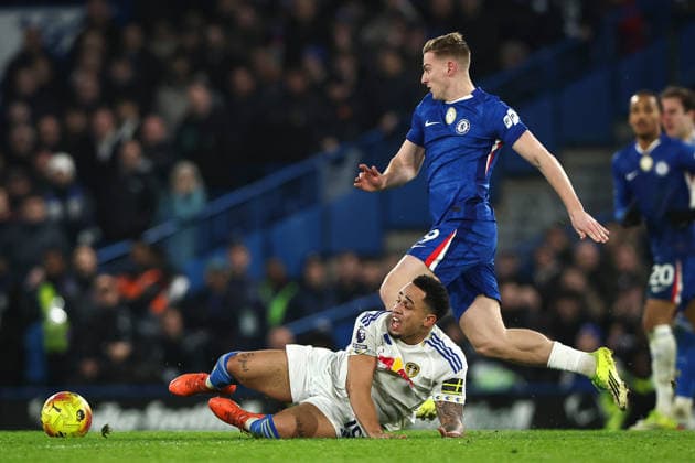 10th February 2026; Stamford Bridge, Chelsea, London, England: Premier League Football, Chelsea versus Leeds United; Liam Delap of Chelsea tackles Noah Okafor of Leeds United  IanxStephen Content restricted for UK based newspaper