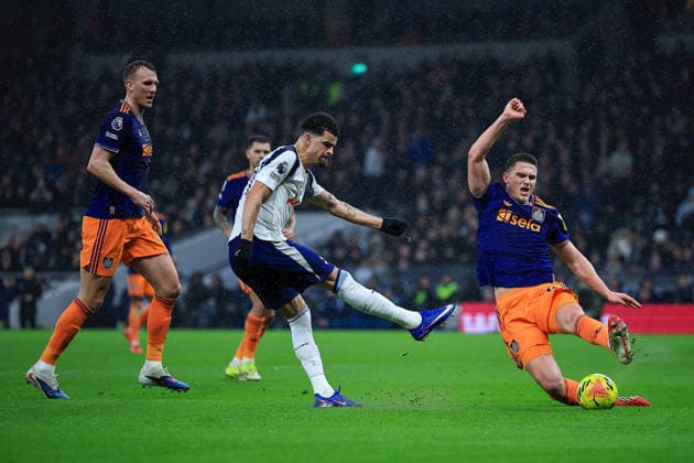Tottenham Hotspur v Newcastle United, Premier League CHANCE Tottenham Hotspur Forward Dominic Solanke (19) shoots towards goal during the Premier League match between Tottenham Hotspur and Newcastle United at Tottenham Hotspur Stadium, London, UK on 10 February 2026. London Tottenham Hotspur Stadium London UK Editorial use only DataCo restrictions apply See www.football-dataco.com , Copyright: xChrisxFoxwellx PSI-23717-0079