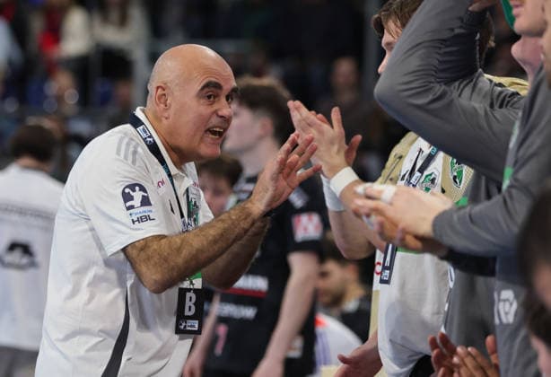 10.02.2026 - Handball - 1. Bundesliga DAIKIN HBL - Saison 2025 2026 - 20. Spieltag: HC Erlangen Metropolregion Nürnberg HCE - TSV Hannover-Burgdorf ( Die Recken ) - DaMa - xdaxmax - Juan Carlos Pastor Gomez (Trainer TSV Hannover-Burgdorf ) zeigt an gestikuliert dirigiert gibt Anweisungen