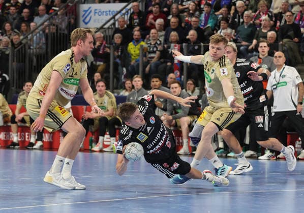 10.02.2026 - Handball - 1. Bundesliga DAIKIN HBL - Saison 2025 2026 - 20. Spieltag: HC Erlangen Metropolregion Nürnberg HCE - TSV Hannover-Burgdorf ( Die Recken ) - DaMa - xdaxmax - Marian Michalczik (22, TSV Hannover-Burgdorf ) Sander Andreassen Overjordet ( 8, HC Erlangen HCE ) Vilhelm Poulsen (9, TSV Hannover-Burgdorf )