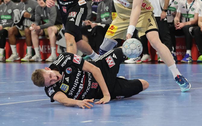 10.02.2026 - Handball - 1. Bundesliga DAIKIN HBL - Saison 2025 2026 - 20. Spieltag: HC Erlangen Metropolregion Nürnberg HCE - TSV Hannover-Burgdorf ( Die Recken ) - DaMa - xdaxmax - Sander Andreassen Overjordet ( 8, HC Erlangen HCE ) fällt auf die Schulter
