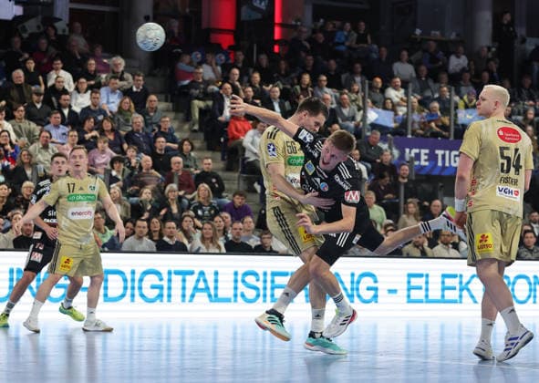 10.02.2026 - Handball - 1. Bundesliga DAIKIN HBL - Saison 2025 2026 - 20. Spieltag: HC Erlangen Metropolregion Nürnberg HCE - TSV Hannover-Burgdorf ( Die Recken ) - DaMa - xdaxmax - Hannes Feise (56, TSV Hannover-Burgdorf ) Sander Andreassen Overjordet ( 8, HC Erlangen HCE )