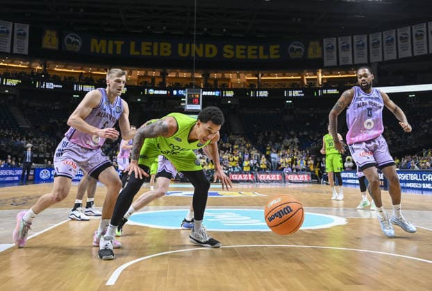 Alba Berlin v TOFAS - Basketball Champions League BERLIN, GERMANY - FEBRUARY 10: Lynn Kidd (C) of TOFAS in action during the Basketball Champions League Round of 16 Group J fourth match between Alba Berlin and TOFAS at Uber Arena in Berlin, Germany on February 10, 2026. Halil Sagirkaya Anadolu Berlin Germany. Editorial use only. Please get in touch for any other usage.  Copyright: x2026xAnadoluxHalilxSagirkayax