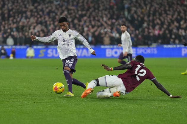 West Ham United v Manchester United, ManU Premier League West Ham United defender El Hadji Malik Diouf (12) tries to tackle Manchester United midfielder Amad Diallo (16) during the Premier League match between West Ham United and Manchester United at the London Stadium, London, UK on 10 February 2026. London London Stadium UK Editorial use only DataCo restrictions apply See www.football-dataco.com , Copyright: xStephenxFlynnx PSI-23718-0089