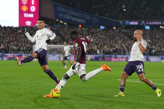 West Ham United v Manchester United, ManU Premier League Manchester United midfielder Casemiro (18) blocks a clearance from West Ham United defender El Hadji Malik Diouf (12) during the Premier League match between West Ham United and Manchester United at the London Stadium, London, UK on 10 February 2026. London London Stadium UK Editorial use only DataCo restrictions apply See www.football-dataco.com , Copyright: xStephenxFlynnx PSI-23718-0097