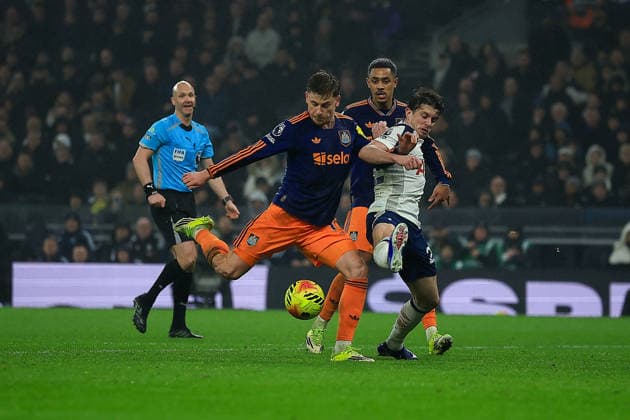 Tottenham Hotspur v Newcastle United, Premier League CHANCE Newcastle United Midfielder Harvey Barnes (11) shoots towards goal during the Premier League match between Tottenham Hotspur and Newcastle United at Tottenham Hotspur Stadium, London, UK on 10 February 2026. London Tottenham Hotspur Stadium London UK Editorial use only DataCo restrictions apply See www.football-dataco.com , Copyright: xChrisxFoxwellx PSI-23717-0137