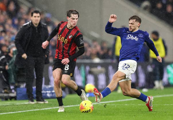 Bournemouth s Alex Scott battles with Everton s Kiernan Dewsbury-Hall Everton v AFC Bournemouth, Premier League, Football, Hill Dickinson Stadium, Liverpool, UK - 10 Feb 2026Liverpool Hill Dickinson Stadium United Kingdom EDITORIAL USE ONLY No use with unauthorised audio, video, data, fixture lists, club league logos or live services. Online in-match use limited to 120 images, no video emulation. No use in betting, games or single club league player publications. Copyright: xAlexxDodd Shutterstockx 16537164aj