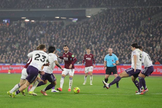 West Ham United v Manchester United, ManU Stratford, UK - 10 Feb 2026 Taty Castellanos of West Ham United passes a ball through the Manchester United defence during the Premier League Match between West Ham United and Manchester United at the London Stadium, Stratford on 10 February 2026 ( London London Stadium Stratford England Copyright: xJoshxSmith PPAUKx PPA-246771