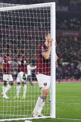 West Ham v Man Utd 10 February 2026, London - Premier League Football - West Ham United v Manchester United, ManU - Tomas Soucek of West Ham United presses his face into the post after Manchester United come close to scoring - Photo: Charlotte Wilson Offside. London UK Copyright: xCharlottexWilsonx xOffsidexOffside