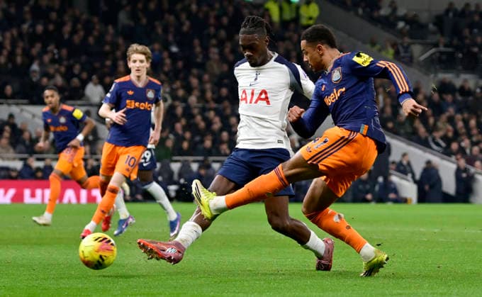 Tottenham Hotspur V Newcastle United. Premier League. Jacob Ramsey (Newcastle) crosses in front of Yves Bissouma (Spurs) during the Tottenham Hotspur V Newcastle United Premier League match at the Tottenham Hotspur Stadium, London. Tottenham Tottenham Hotspur Stadium UK Copyright: xMartinxDaltonx Spurs_Newcastle_100226_MD_006
