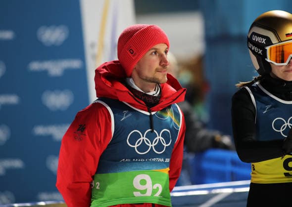 Olympische Winterspiele, Olympia, Skispringen, Mixed Team, Normalschanze, Val di Fiemme, Predazzo, Olympiaschanze HOFFMANN Felix (GER) im Auslauf stehend *** Olympic Winter Games, Olympics, Ski Jumping, Mixed Team, Normal Hill, Val di Fiemme, Predazzo, Olympic Hill HOFFMANN Felix GER standing in the outrun