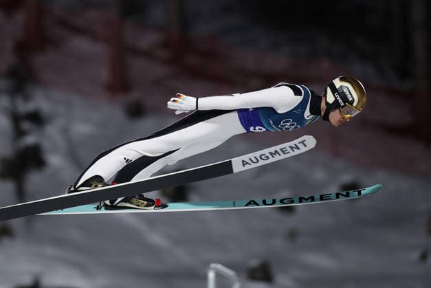 Olympische Winterspiele, Olympia, Skispringen, Mixed Team, Normalschanze, Val di Fiemme, Predazzo, Olympiaschanze RAIMUND Philipp (GER) im Flug, Flugfoto, Sprung, Vorlage, Flugphase *** Olympic Winter Games, Olympics, ski jumping, mixed team, normal hill, Val di Fiemme, Predazzo, Olympic hill RAIMUND Philipp GER in flight, flight photo, jump, template, flight phase