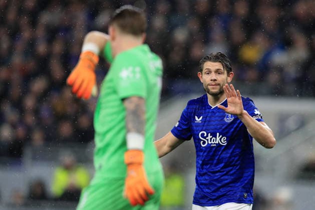 10th February 2026; Hill Dickinson Stadium, Liverpool, England; Premier League Football, Everton versus AFC Bournemouth; James Tarkowski of Everton speaks with goalkeeper Jordan Pickford  DavidxBlunsden