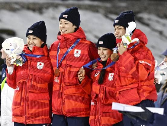 Milan Cortina Olympics: Ski jumping, Skispringen, Ski, nordisch Japanese ski jumpers (from L) Nozomi Maruyama, Ryoyu Kobayashi, Sara Takanashi and Ren Nikaido smile after winning the mixed team bronze at the Milan Cortina Olympics on Feb. 10, 2026, at Predazzo Ski Jumping Stadium in Predazzo, Italy.  A14AA0005268289P